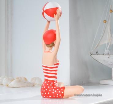 Spielerische 50er Jahre Badepuppe in rot-weißem Outfit mit Ball